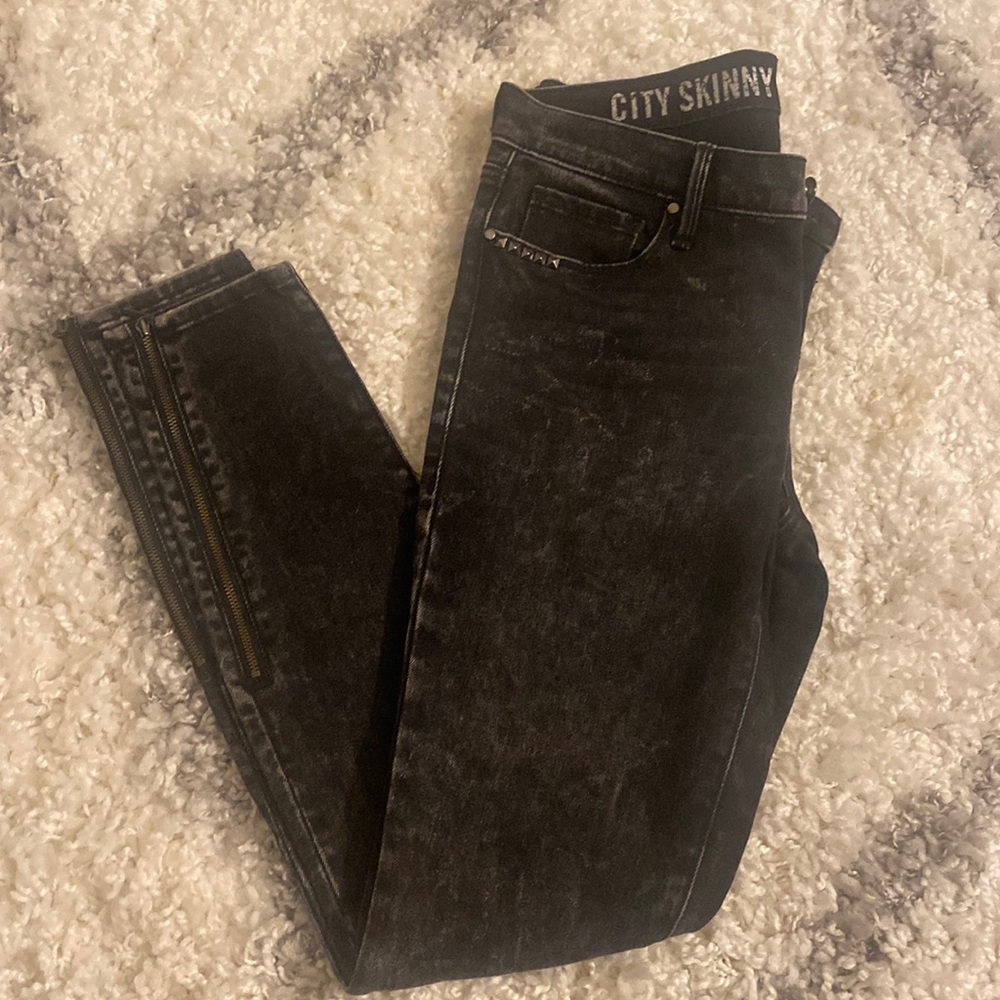 Ankle distress skinny jeans